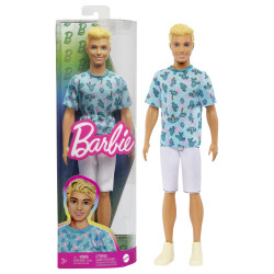 Kens ir modesista baltos šortos