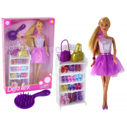 Lelle Lūcija ar violetu kleitu