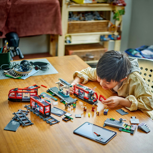 LEGO® 60423 City PILSĒTAS TRAMVAJS UN STACIJA