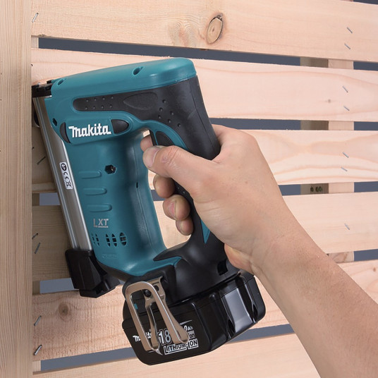 MAKITA 18 V akumulatora skavotājs DST221Z